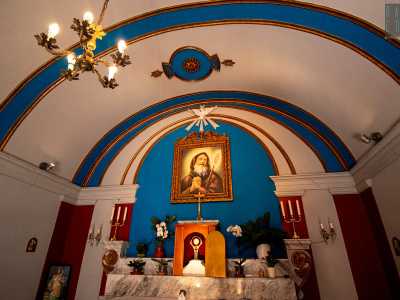 Sopra l�altare a muro, su cui � esposto il Sacramento, si erge il quadro di San Francesco da Paola (foto di Antonio Caradonna)